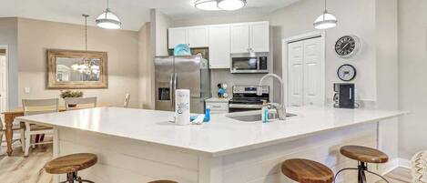 Refrigerador, microondas, horno y parrilla de estufa