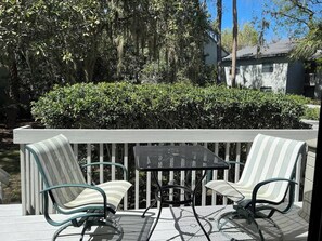Outdoor dining - Pet Friendly 3 Bed 3 Bath #3 Ocean Breeze Villa (Hilton Head Island)