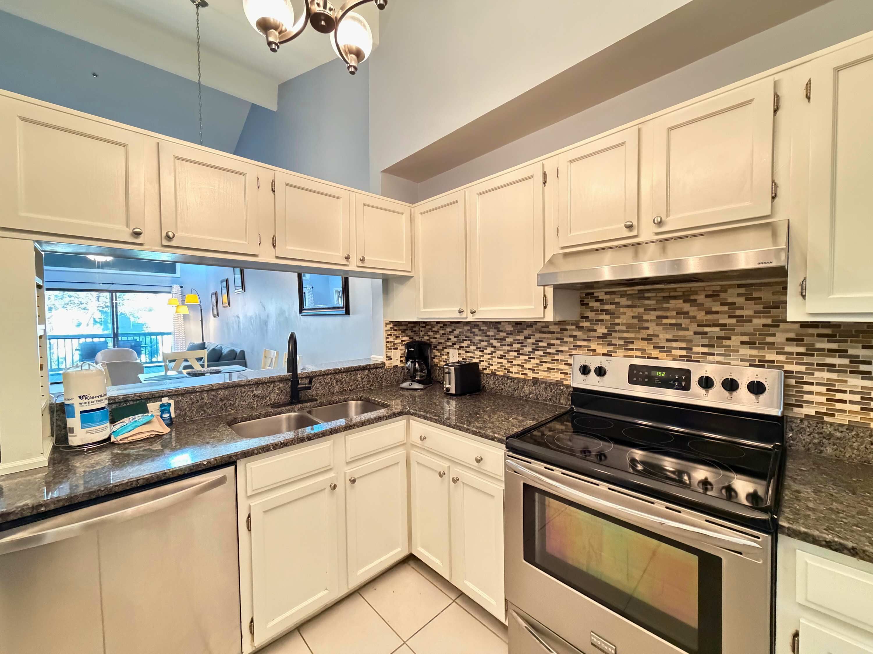 Kylskåp, mikrovågsugn, ugn och spishäll