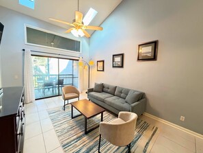 TV - Walk to the Beach - 3 bed 3 bath  beach Villa - 8006 Treetops (Hilton Head Island)