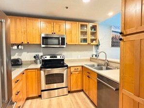 Refrigerador, microondas, horno y parrilla de estufa 