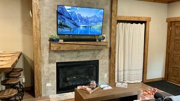 Smart TV, fireplace, stereo