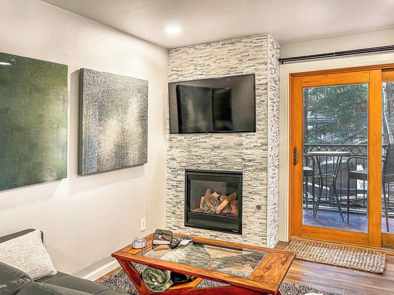 Smart TV, fireplace, stereo