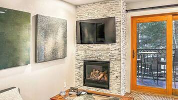 Smart TV, fireplace, stereo