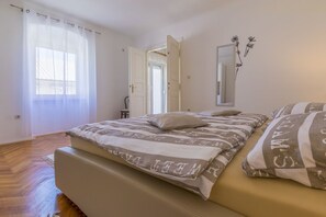 2 sovrum, skrivbord, gratis wi-fi och sängkläder