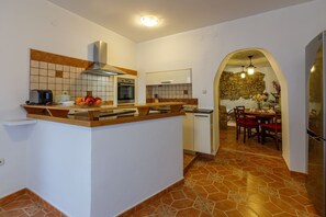 Refrigerador, parrilla de estufa, lavavajillas y cafetera y tetera