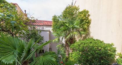 Nur 100 Meter zum Sandstrand mit mediterranem Garten