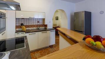 Fridge, stovetop, dishwasher, coffee/tea maker