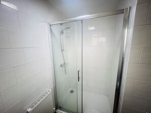 Habitación doble | Baño | Ducha, artículos de higiene personal gratuitos, toallas y jabón
