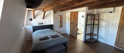 3 عدّة غرف نوم وواي فاي وملاءات أسرّة