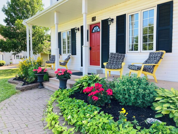 Exterior - Centrally Located Bright and Spacious 4 Bedroom with Hot tub (Charlottetown)