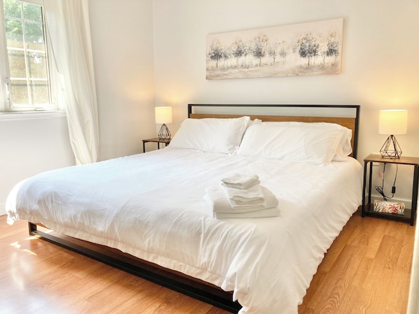 4 chambres, bureau, fer et planche à repasser, lit de bébé portatif