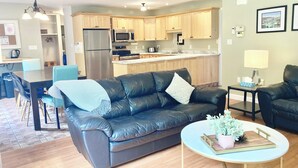 Un apartamento moderno con sala de estar, comedor y cocina.