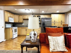 TV connectée, cheminée, table de tennis de table, livres