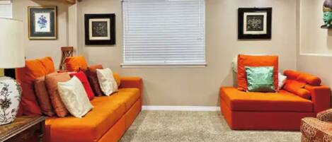 TV connectée, cheminée, table de tennis de table, livres