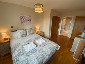 2 bedrooms, desk, iron/ironing board, internet