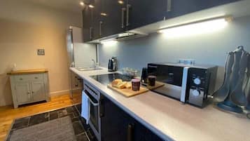 Een koelkast, een magnetron, een oven, een vaatwasser