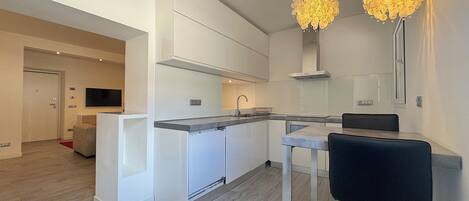 Een microgolfoven, een kookplaat, een vaatwasser