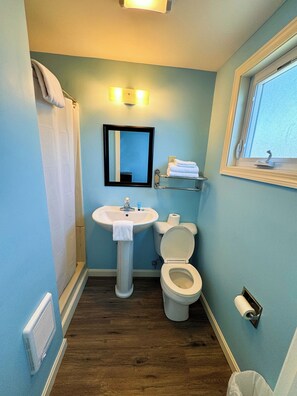 Standard Double or Twin Room, Partial Ocean View | Bathroom | Towels, soap, shampoo, toilet paper - Mari-Anne Motel (Hampton)