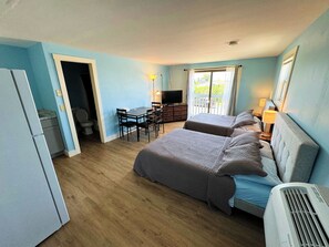 Deluxe Double Room, Balcony | Free WiFi - Mari-Anne Motel (Hampton)