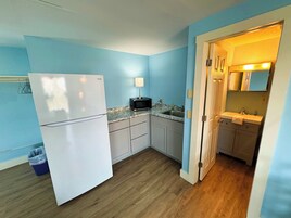 Quarto casal luxo, sacada | Cozinha privada | Frigobar, micro-ondas