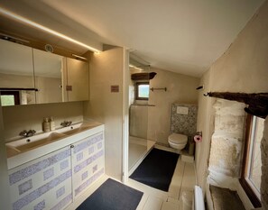 Dusche, Haartrockner, Handtücher, Toilettenpapier
