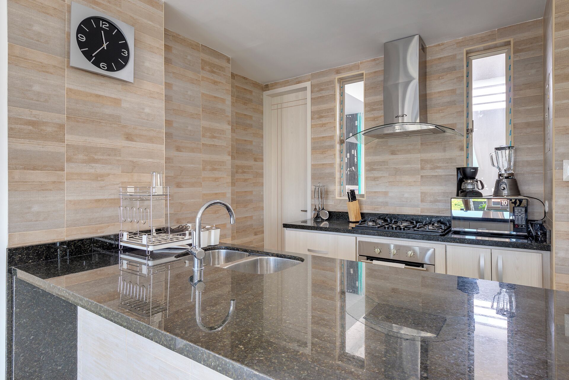 Køleskab, mikrobølgeovn, ovn, kogeplade