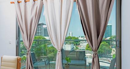 Luxury Airport Penthouse 4 BD 3 BA + Rooftop Pool