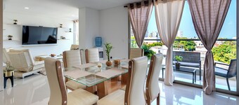Luxury Airport Penthouse 4 BD 3 BA + Rooftop Pool

