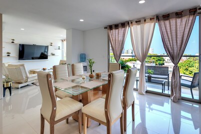 Luxury Airport Penthouse 4 BD 3 BA + Rooftop Pool

