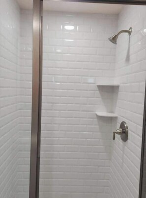 Secador de pelo, bidet, toallas, shampoo