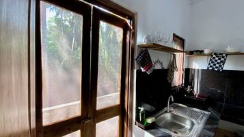 Fridge, stovetop, coffee/tea maker, electric kettle