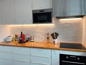 Geladeira, micro-ondas, fogão, cooktop