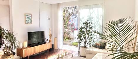 Una Smart TV, una pantalla de ordenador