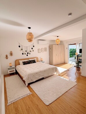 4 bedrooms, in-room safe, desk, iron/ironing board