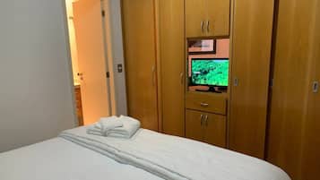 Huoneisto | Kannettavalle tietokoneelle sopiva työtila, silitysrauta/-lauta