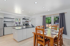 ثلاجة، ميكروويف، فرن، موقد طهي مسطح