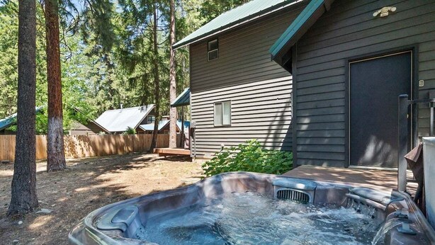 Ein Whirlpool in einem Hinterhof mit einem Haus im Hintergrund.