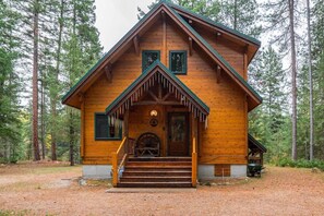 Exterior - Wanna Go Away – Cozy Cabin by the Chiwawa River (Leavenworth)