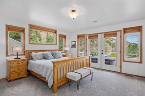 4 bedrooms, iron/ironing board, travel crib, free WiFi