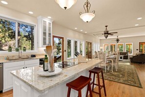 Fridge, microwave, oven, stovetop - Luxurious Lifestyle Just Minutes From Leavenworth (Leavenworth)