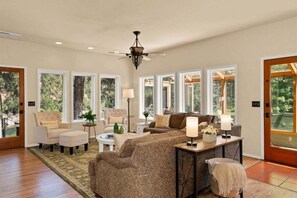 Smart TV, fireplace, DVD player - Luxurious Lifestyle Just Minutes From Leavenworth (Leavenworth)