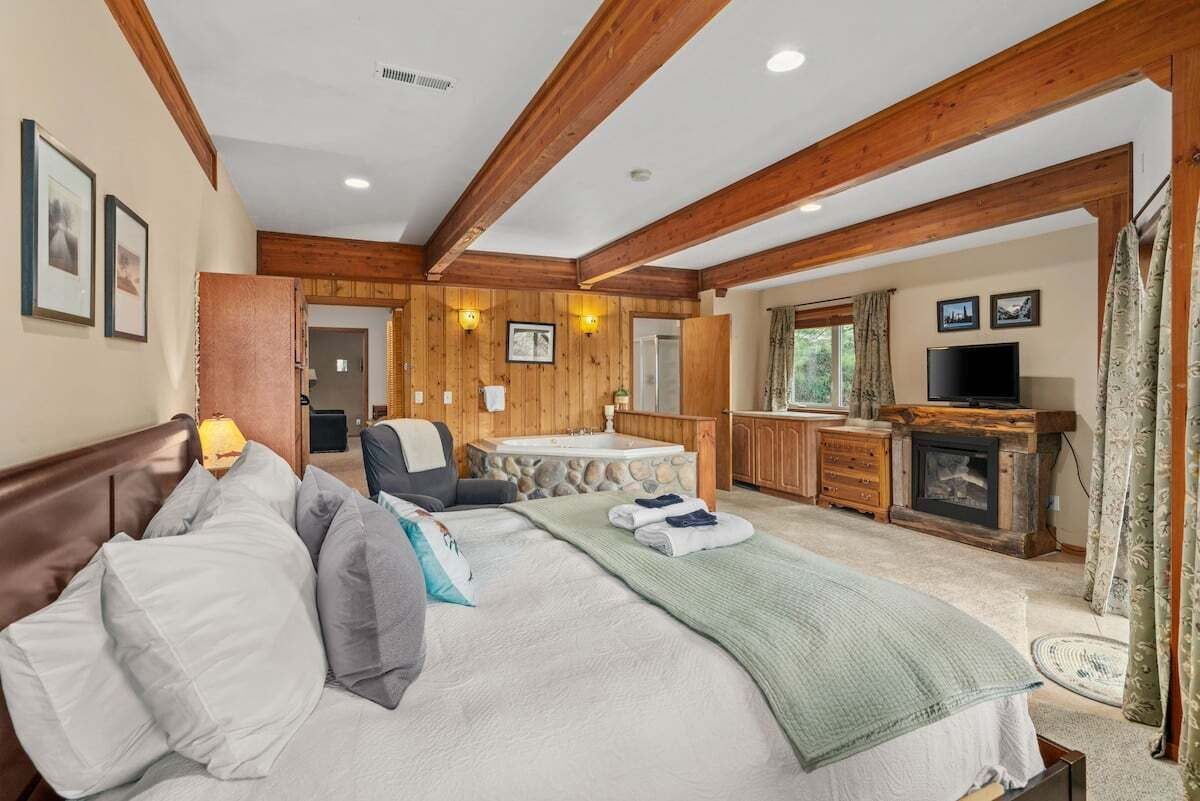 6 bedrooms, desk, iron/ironing board, free WiFi