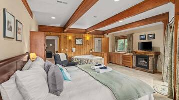 6 bedrooms, desk, iron/ironing board, free WiFi