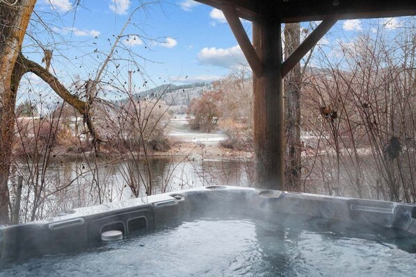 Outdoor spa tub