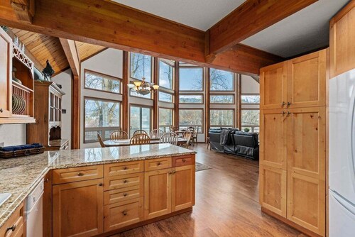 Leavenworth Waterfront Escape | 6BR Sleeps 10 w/ Hot Tub, Pets Welcome