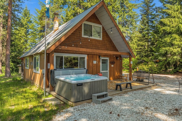 A beautiful getaway in every season, surrounded by peaceful forest views with a relaxing hot tub to enjoy!