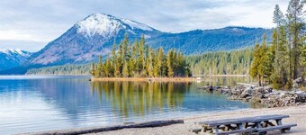 4 Seasons Getaway – Modern Mountain Cabin w/ Hot Tub