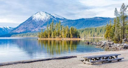 4 Seasons Getaway – Modern Mountain Cabin w/ Hot Tub