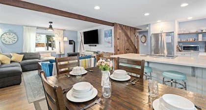 4 Seasons Getaway – Modern Mountain Cabin w/ Hot Tub